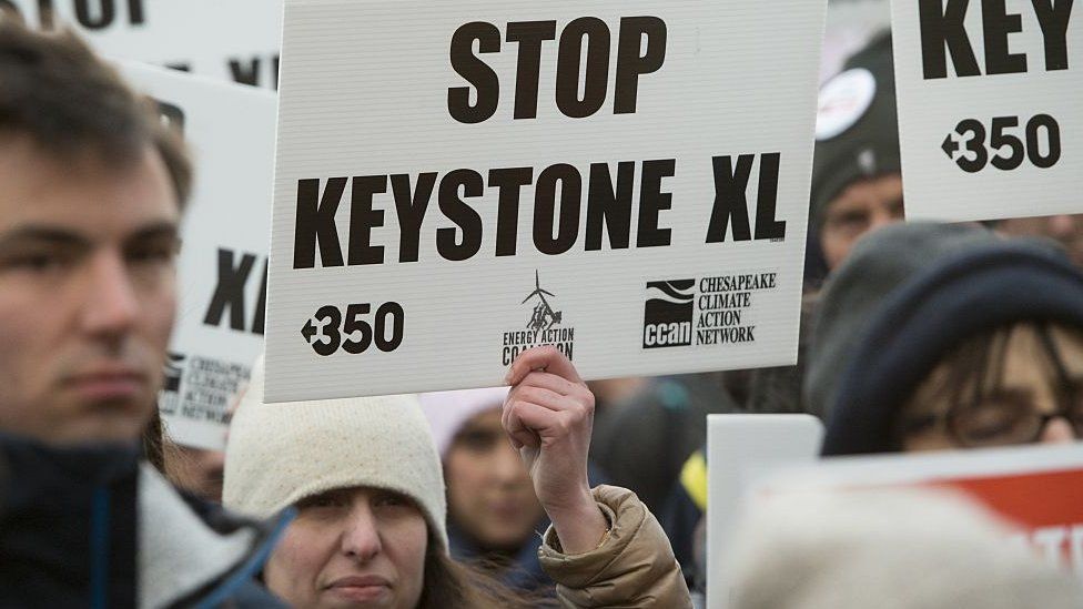 Противники трубопроводов Keystone XL и Dakota Access проводят митинг в знак протеста против распоряжений Дональда Трампа о продвижении их строительства в 2017 году