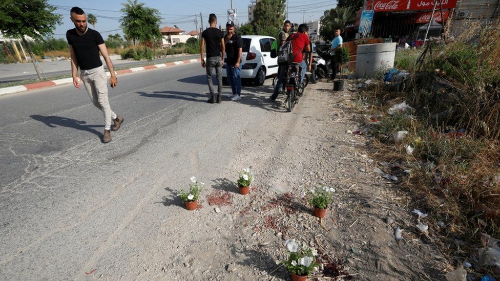 Мужчина смотрит на место расстрела палестинских силовиков в Дженине