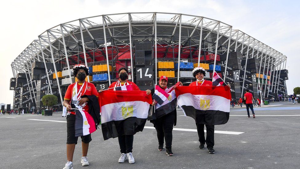 Египетские футбольные фанаты стоят у стадиона 974 перед полуфинальным матчем Кубка арабских стран ФИФА 2021 года между Тунисом и Египтом в Дохе, Катар (15 декабря 2021 года)