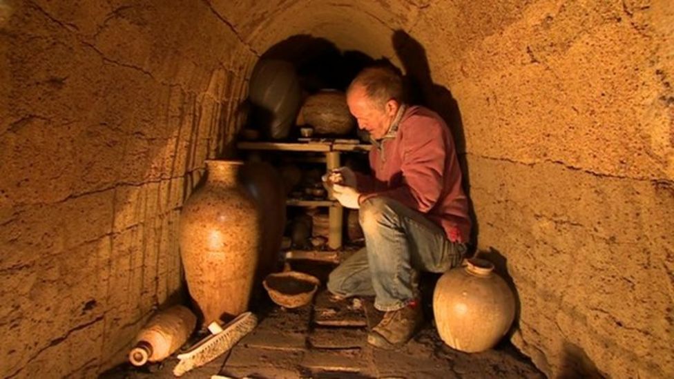 Traditional Japanese anagama kiln opened up at Wytham BBC News