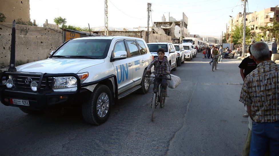 UN and Syrian Arab Red Crescent vehicles deliver aid to rebel-held Damascus suburb of Douma (10 June 2016)
