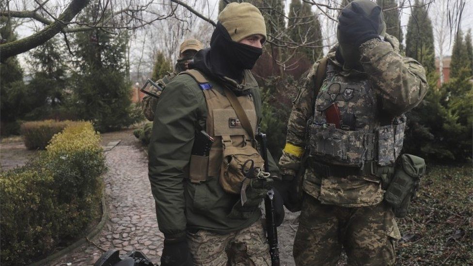 Ukrainian servicemen with British anti-tank weapon near Kyiv