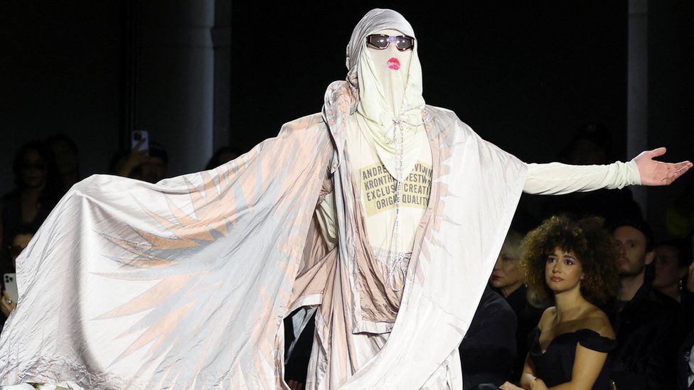 Модель представляет творение дизайнера Андреаса Кронталера в рамках показа женской коллекции готовой одежды весна/лето 2024 для модного дома Vivienne Westwood во время Парижской недели моды в Париже, Франция, 30 сентября 2023 г.