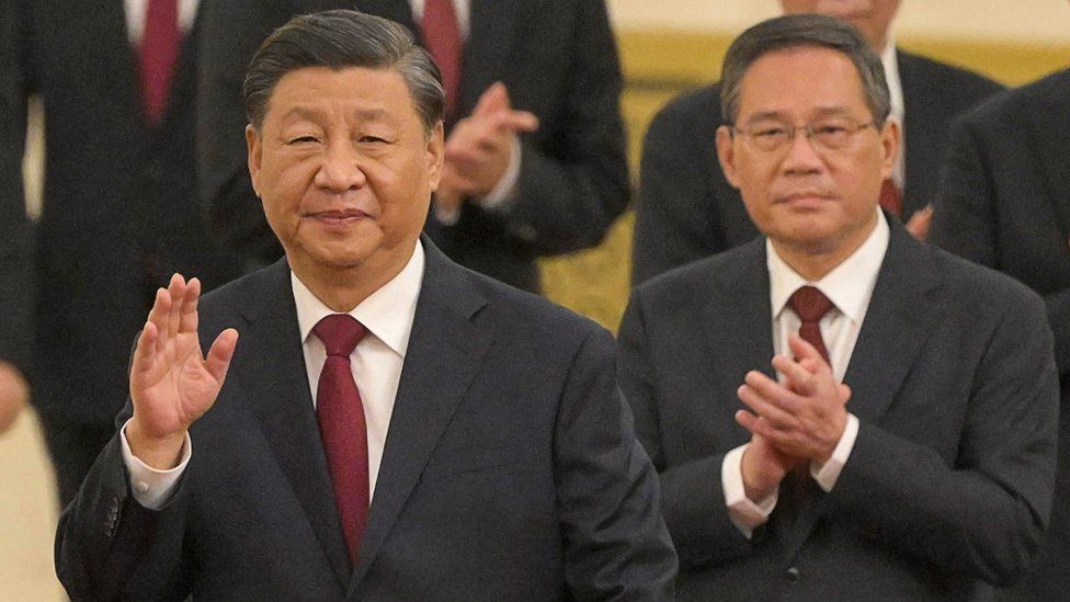 El líder de China, Xi Jinping, camina con miembros del nuevo Comité Permanente del Politburó del Partido Comunista Chino, el máximo órgano de toma de decisiones de la nación, incluido Li Qiang.