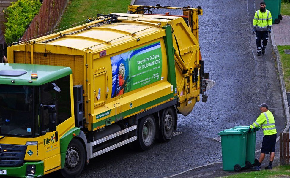 Fife, refuse workers