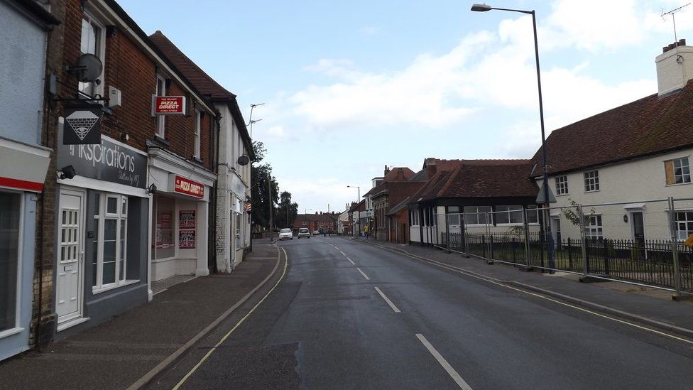 Felixstowe: Man dies in collision between bicycle and lorry - BBC News