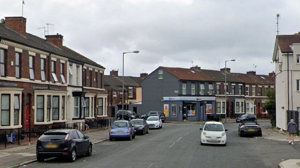 Man injured in triple stabbing at Toxteth flats dies - BBC News