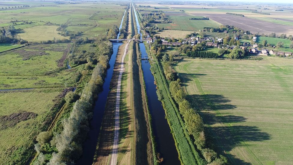 Welney flood barrier: Norfolk road disruption for weeks - BBC News