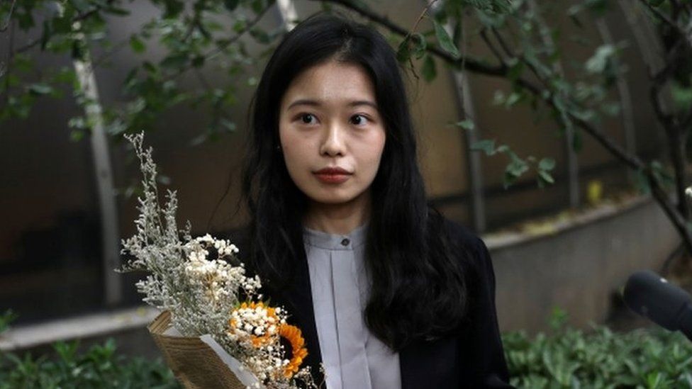 Чжоу Сяосюань, также известная под своим онлайн-именем Сяньцзы, разговаривает со сторонниками, когда она прибывает в суд по делу о сексуальных домогательствах с участием китайского государственного телеведущего в Пекине, Китай, 14 сентября 2021 года.