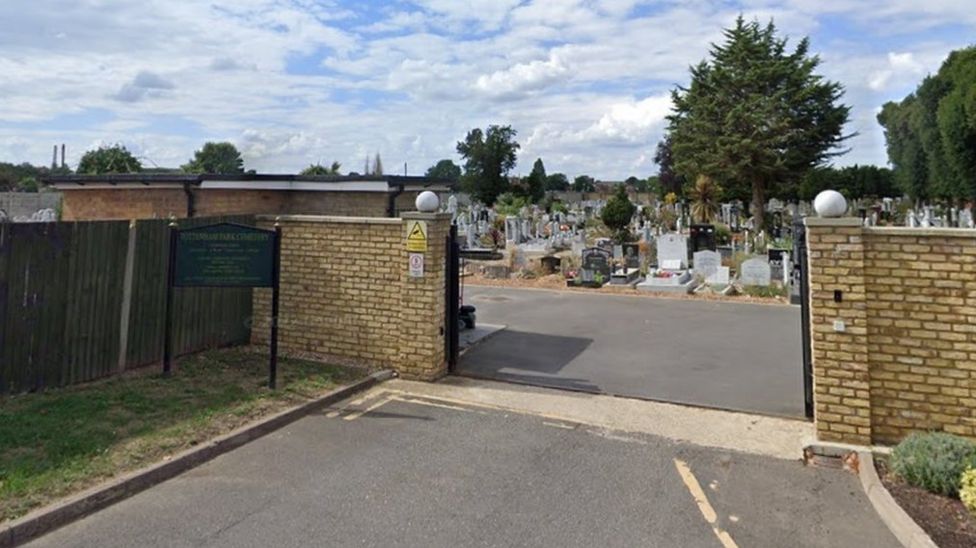 Tottenham Park Cemetery threatened with closure - BBC News