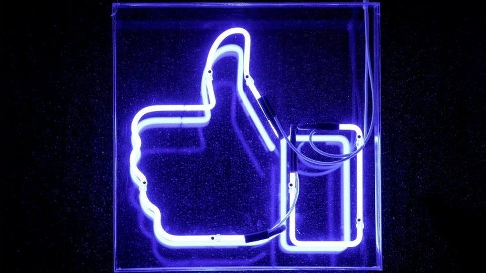 Кнопка «Мне нравится» Facebook изображена в штаб-квартире Facebook во Франции в Париже, Франция, 27 ноября 2017 г.