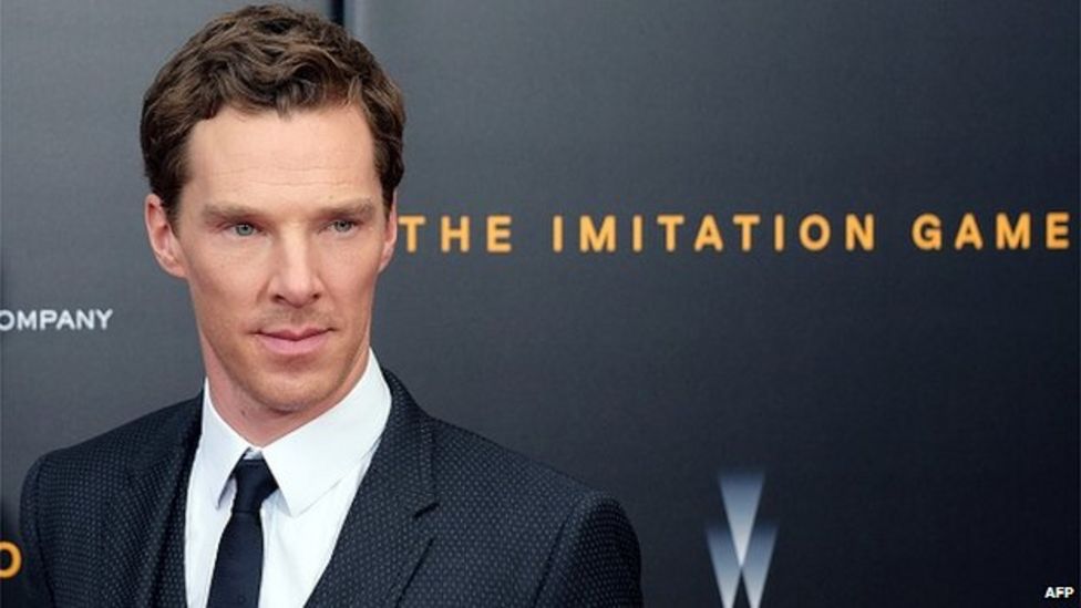 Benedict Cumberbatch makes his debut as Hamlet - BBC News