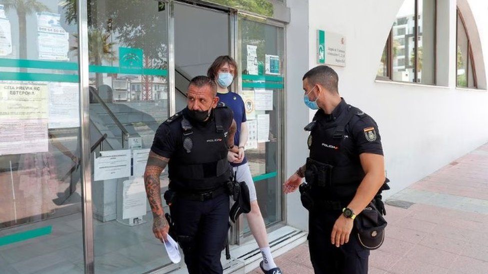 Джозеф Джеймс О'Коннор во главе с испанскими полицейскими покидает суд после ареста в 2021 году