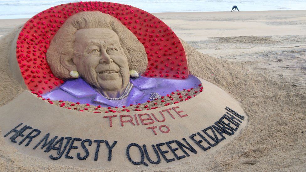 A sand sculpture of the Queen