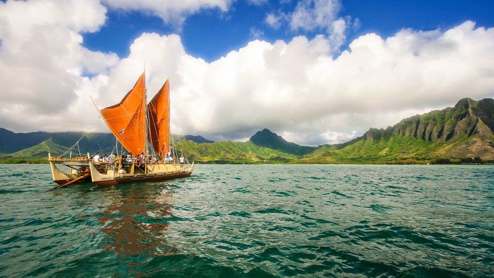 Hawaiian Hokule'a canoe makes it round the world - BBC News