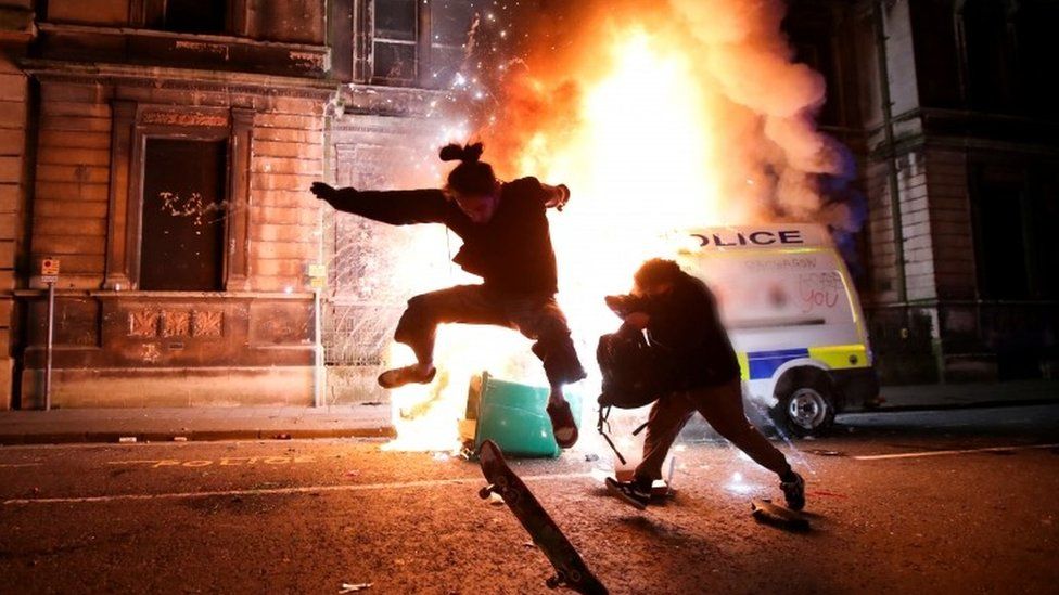 Bristol protest: Police attacked as 'Kill the Bill' demo turns violent -  BBC News