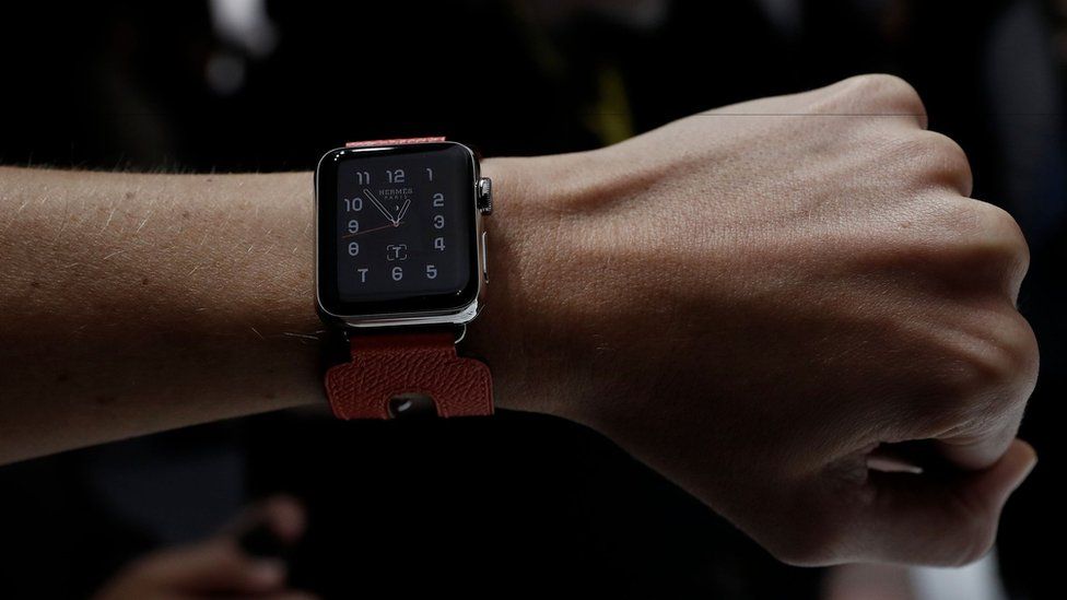 How far does the bluetooth reach on apple online watch