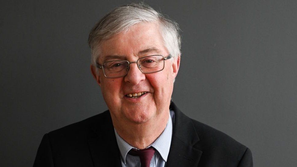 Arweinyddiaeth Llafur: Pwy yw Mark Drakeford? - BBC Cymru Fyw