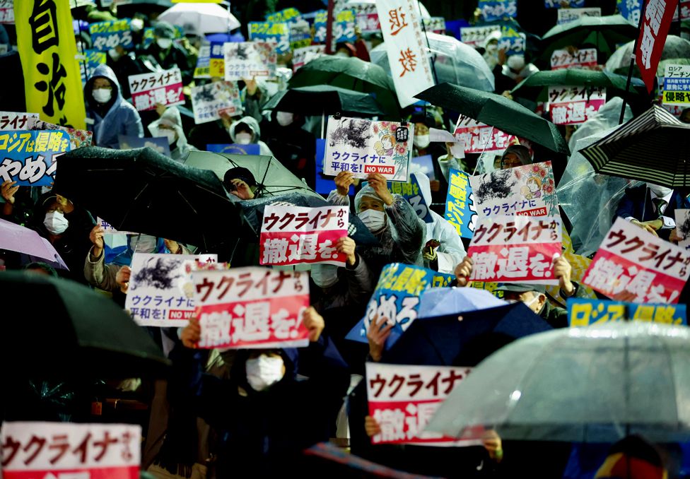 Demonstranten zeigen Plakate bei einer Kundgebung gegen die russische Aggression gegen die Ukraine anlässlich des ersten Jahrestages des Ukraine-Krieges in Tokio, Japan, am 24. Februar 2023.