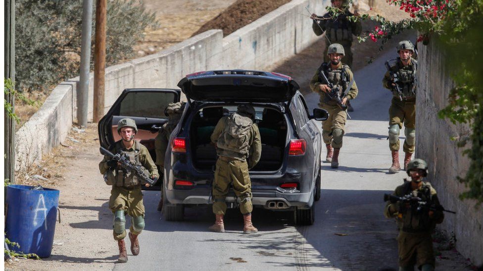 Израильские солдаты проверяют автомобиль на Западном берегу (10.02.22)