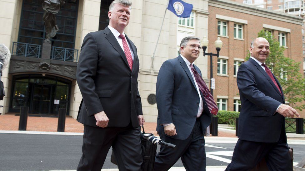 Юристы, представляющие интересы Пола Манафорта у здания суда в Александрии (слева направо): Кевин Даунинг, Ричард Уэстлинг и Томас Синле