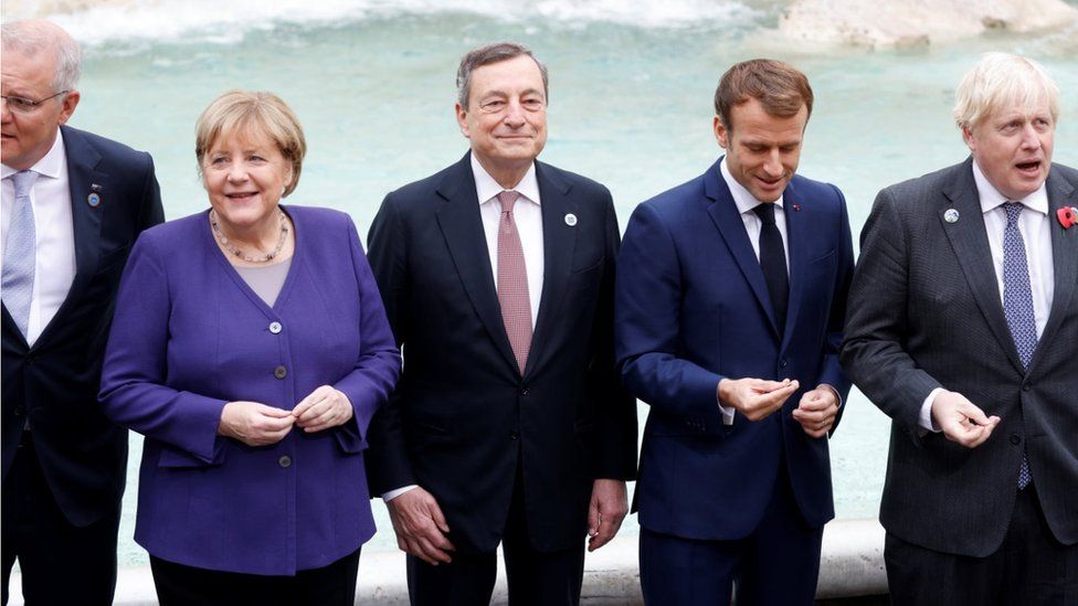 Действующий канцлер Германии Ангела Меркель, премьер-министр Австралии Скотт Моррисон, премьер-министр Великобритании Борис Джонсон, президент Франции Эммануэль Макрон и премьер-министр Италии Марио Драги стоят перед фонтаном Треви во время саммита G20 в Риме, Италия,