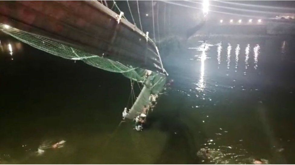 India bridge collapse: Hundreds plunged into river and dozens killed in Gujarat - BBC