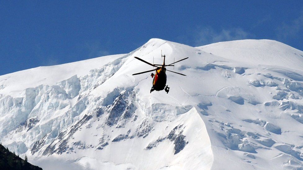 France Alps: Mont Blanc avalanche kills three climbers - BBC News