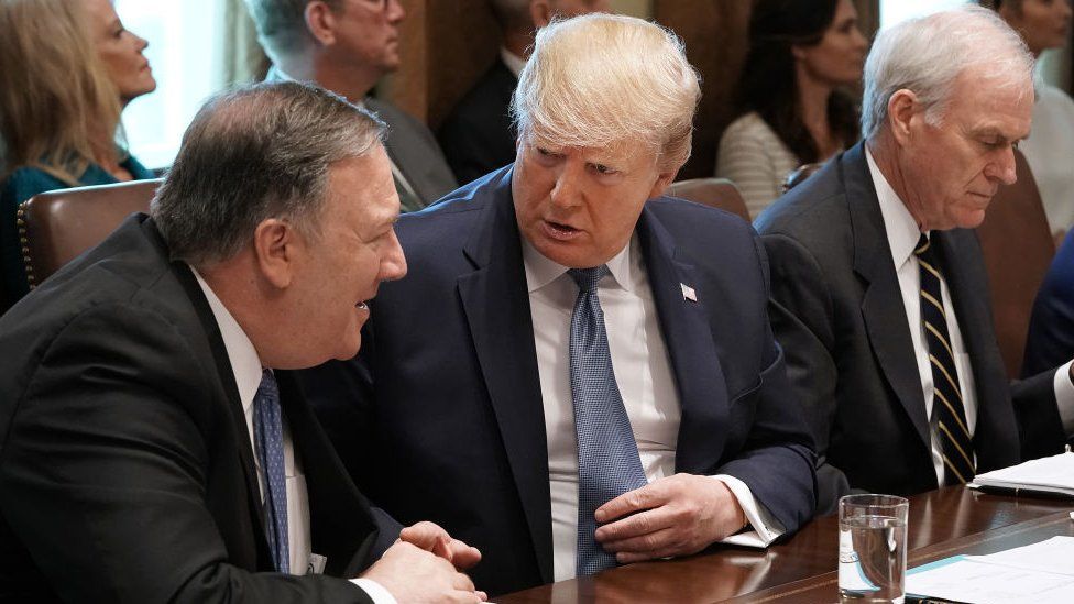 Mike Pompeo (L) speaking to Donald Trump (R) at a cabinet meeting