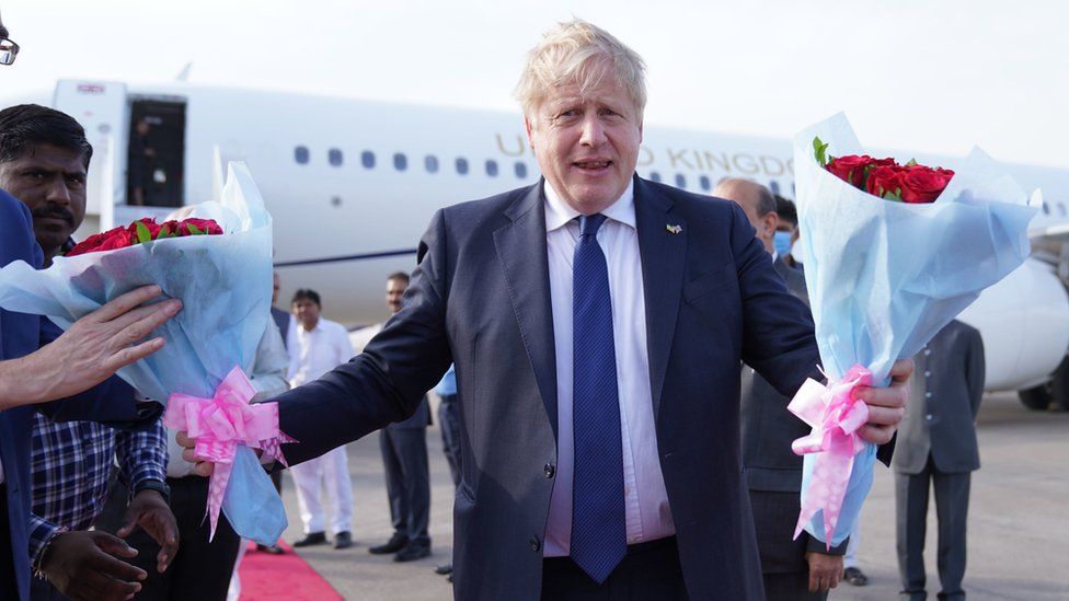 Boris Johnson arriving in Gujarat airport, being welcomed with roses