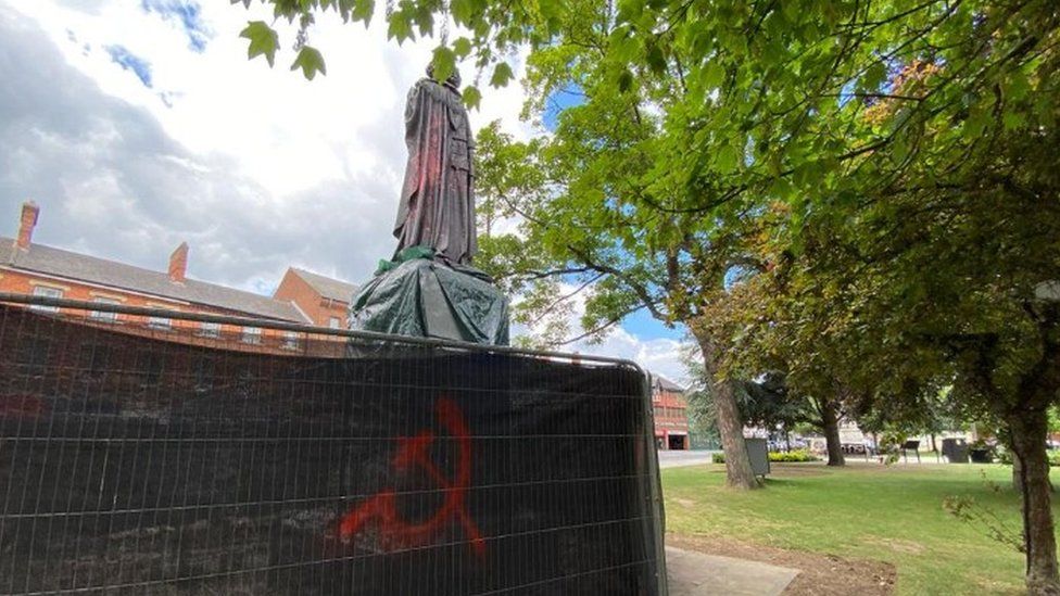 The vandalised statue