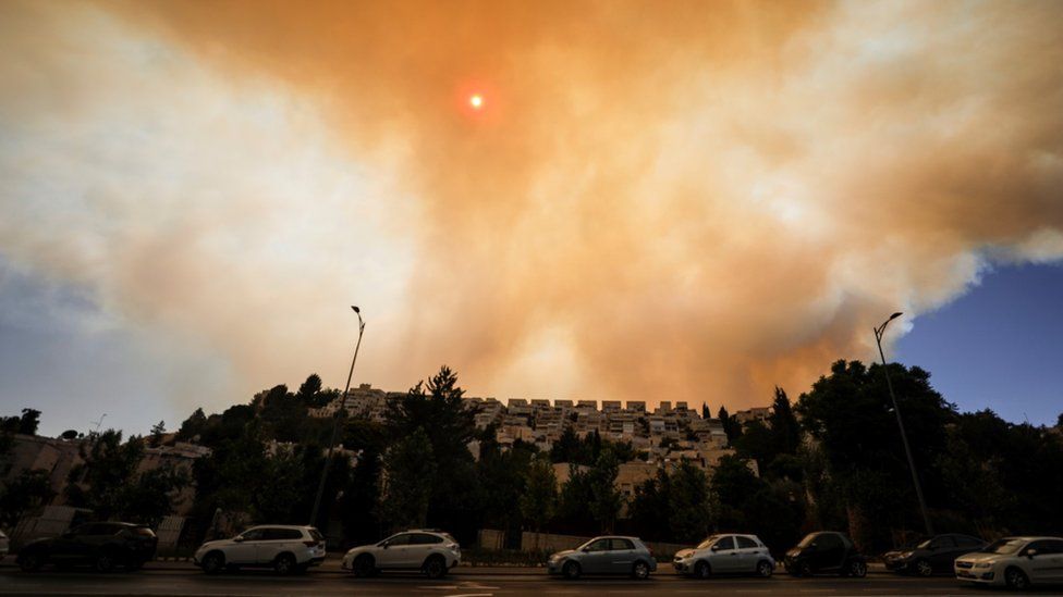 Дым от лесного пожара возле Гиват-Йарим, на окраине Западного Иерусалима (16 августа 2021 г.)