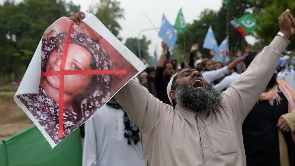 A man holds a photo of Asia Bibi during a protest in Islamabad, Pakistan. Photo: 2 November 2018
