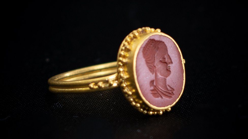 Ring showing Vibia Sabina, the wife of Emperor Hadrian