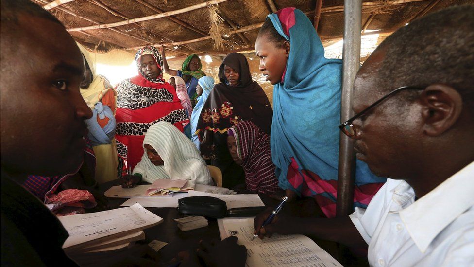 Darfur votes on political future - BBC News