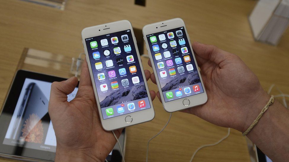 iPhone 6 (right), iPhone 6 Plus (left)