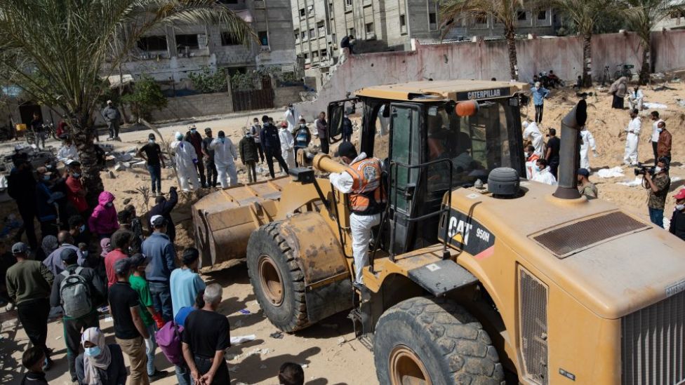 Palestinian Civil Defence workers recover bodies from what they are calling a mass grave inside Nasser hospital in Khan Younis, Gaza (21 April 2024)