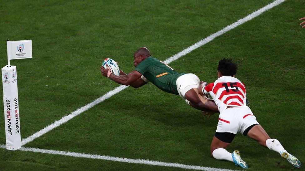 South Africa's wing Makazole Mapimpi (L) scores a try during the Japan 2019 Rugby World Cup quarter-final match between Japan and South Africa at the Tokyo Stadium in Tokyo on October 20, 2019.