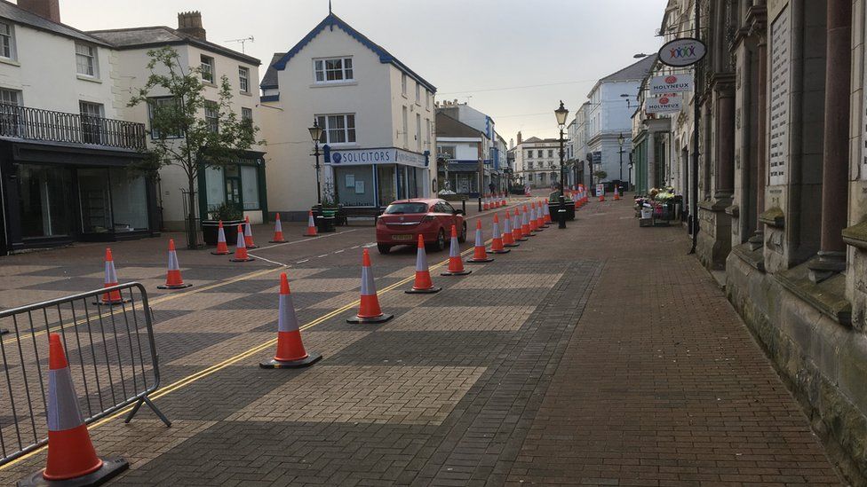 Holywell High Street reopens to traffic after 25 years BBC News