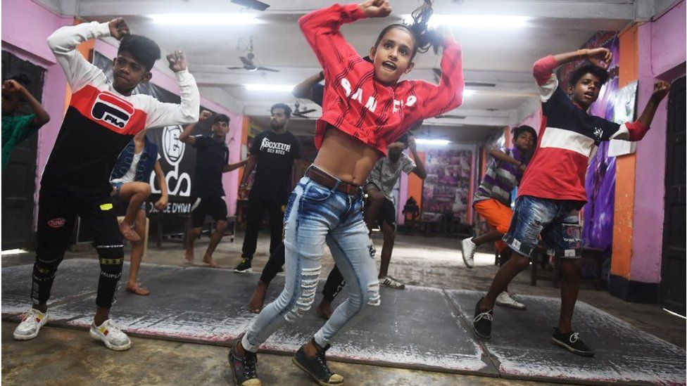 Гимнасты в Индии исполняют танец TikTok в 2019 году