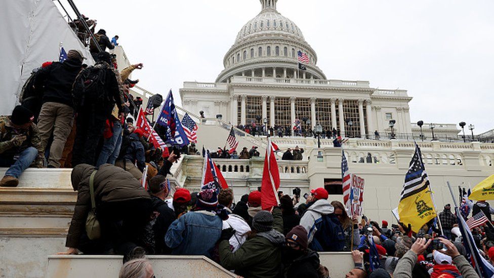 Протестующие собираются у здания Капитолия 6 января в Вашингтоне, округ Колумбия