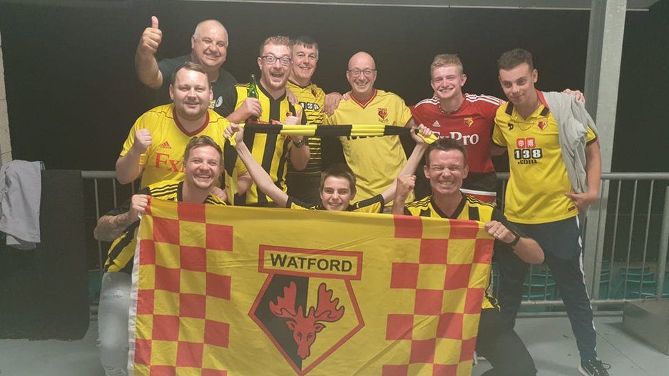 tidligere Forældet haj FA Cup final: Hornets fly in for Watford and Manchester City game - BBC News