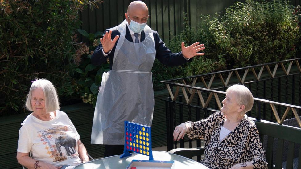 Саджид Джавид разговаривает с жителями, когда посещает Дом престарелых Вестпорт в восточном Лондоне