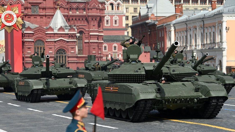 Os tanques russos T-90M e T-14 Armata desfilam pela Praça Vermelha durante o ensaio geral do desfile militar do Dia da Vitória no centro de Moscou