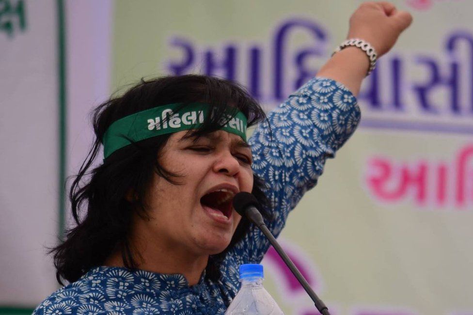 Манджула Прадип выступает на собрании представителей племен и далитов в 2015 году в Гуджарате.