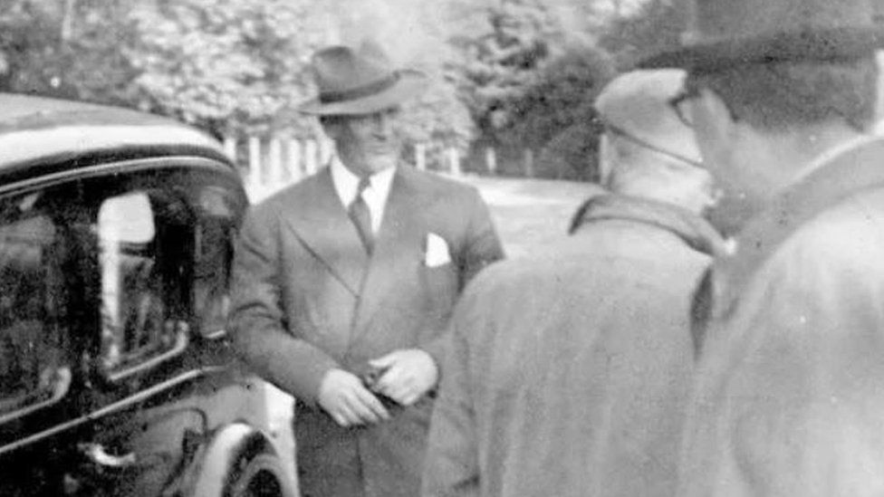 A black and white photo shows Scotland Yard's top man arriving in Aberdare Park