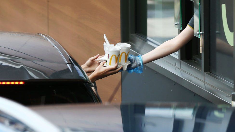 drive through food handed from window to car
