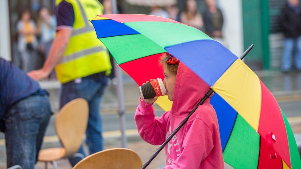 Fydda hi ddim yn steddfod heb ymbarel!