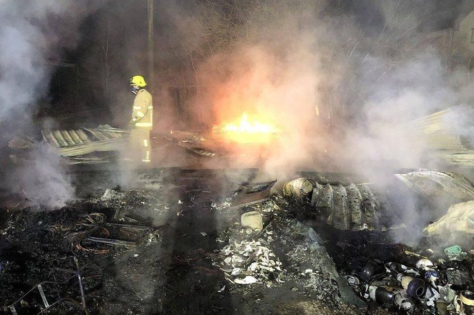 Pentlow barn 'completely destroyed' in blaze - BBC News