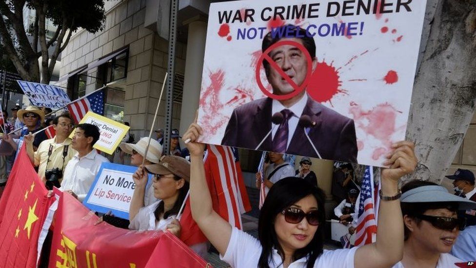 Demonstrators gather in Los Angeles during a visit by Japanese Prime Minister Shinzo Abe (1 May 2015.)